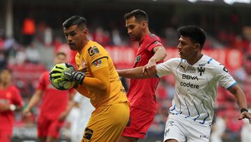 MEX240. TOLUCA (MÉXICO), 06/04/2022.- Luis García (i) y Raúl López (c) del Toluca disputan el balón con Jesús Gallardo (d) de Monterrey hoy, durante un partido de la jornada 4 del Torneo Clausura 2022 de la Liga MX del fútbol mexicano, en el estadio Nemesio Diez, de la ciudad de Toluca, Estado de México (México). EFE/Alex Cruz
