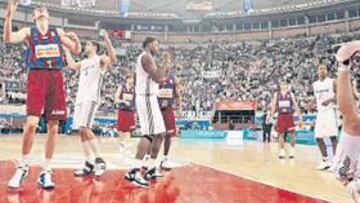 <b>LLENO EN VISTALEGRE. </b>Los jugadores del Madrid reclaman el apoyo del público. Ayer quedaban poco más de mil entradas por vender.