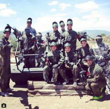 Isco disfruta de sus amigos siempre que puede, como en la foto durante una jornada de paintball.