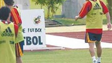 <b>MALA PATA.</B> Míchel abandona el entrenamiento de ayer tras lesionarse en su pierna izquierda.