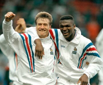 Deschamps destacó con Olympique de Marseille, donde obtuvo dos ligas y una Champions League. En 1995 llegó a la Juventus de Turín; con la Vecchia Signora levantó tres títulos de liga, una copa de Italia, dos Supercopas de Italia, una copa intercontinental y una Supercopa de Europa. Con Les Blues, se coronó campeón en el Mundial de 1998 y la Eurocopa 2000.