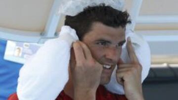 El canadiense Frank Dancevic descansa durante su partido con bolsas de hielo en la cabeza.