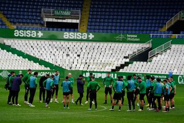 José Alberto, entrenador del Racing, dando una charla a sus jugadores en El Sardinero.