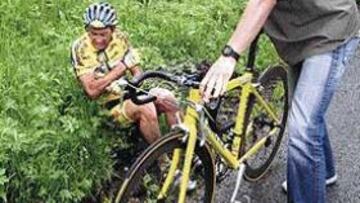 <b>LA MALA SUERTE DE MARCO PANTANI.</B> Marco Pantani, acabó con sus opciones en la etapa a causa de una inoportuna caída por culpa del deslizante pavimento y de la rueda delantera de su compatriota Garzelli que tropezó con la trasera de Pantani. Acabaron en el suelo.