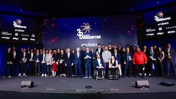 MADRID, 16/02/2026.- Fotografía de familia de los galardonados en la gala de entrega de los Premios Gigantes, que reconocen los nombres más destacados de nuestro baloncesto durante el año 2025, hoy lunes en Madrid. EFE/Juanjo Martín