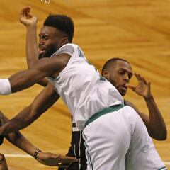 Brown (30) marca la diferencia ante un Giannis "indefendible"