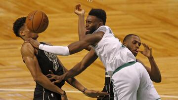 Jaylen Brown, rodeado por Giannis Antetokounmpo y Khris Middleton.