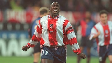 Hasselbaink celebra un gol en Copa del Rey en un Atlético de Madrid-Barcelona.