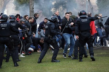 Varios centenares de seguidores radicales del Olympique Lyon se han concentrado en la plaza Artós de Barcelona desde donde se dirigirán al Camp Nou para presenciar el partido de vuelta de octavos de final de la Liga de Campeones donde los franceses se enfrentarán al FC Barcelona.