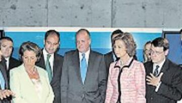 <b>VISITA REAL. </b>Los Reyes, en la exposición de la America's Cup.