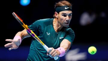 Nadal ejecuta un revés ante Rublev.