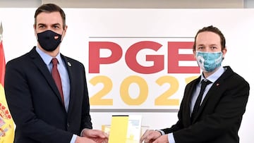 In this handout photo released by La Moncloa (Spanish Ministry of Presidency) Spanish Prime Minister Pedro Sanchez (L) and Spain&#039;s Deputy Prime Minister for Social Rights and Sustainable Development Pablo Iglesias present the government&#039;s budget