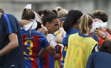 Las jugadoras del Barcelona hidratándose en uno de los descansos de la semifinal de la Copa de la Reina