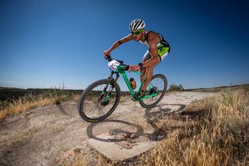 Jorge Recuero y María Calleja, recientes campeones del Mundo de triatlón cross, fueron los grandes protagonistas del primer Tri Cross de la temporada al conseguir el mejor tiempo de entre los más de 200 triatletas participantes. El río Tajo a su paso por Fuentidueña y los vecinos de la localidad fueron los otros destacados de la jornada. El siguiente reto espera en San Martín de Valdeiglesias el domingo 7 de julio.

