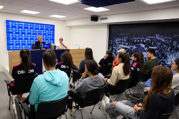 Irene Ferreras estuvo arropada por la plantilla del Depor Abanca en su despedida.