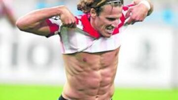 Forlán celebra el segundo gol del Atlético