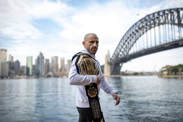 El luchador australiano de UFC Alex Volkanovski, actual campeón de peso pluma de UFC posando con el cinturón.
