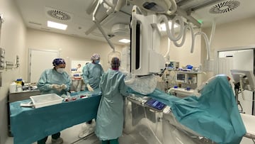 El Hospital Regional Universitario de Málaga ha incorporado un equipo monoplano para el tratamiento mínimamente invasivo de patologías vasculares e intervencionistas como aneurismas de aorta, enfermedad arterial periférica y neoplasias de diferente origen
JUNTA DE ANDALUCÍA
28/05/2021