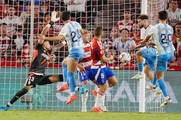 Gol salvador del central del Mlaga, para llevarse un punto de Los Crmenes. El portugus entr con todo en el segundo palo, aprovechndose de un gran centro de Anto?ito Cordero. Un gol especial, al llegar en el minuto 93 y significar el primero de su cuenta como malaguista. El central se bes el escudo en su celebracin.