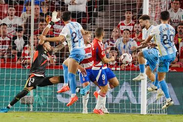 Gol salvador del central del Málaga, para llevarse un punto de Los Cármenes. El portugués entró con todo en el segundo palo, aprovechándose de un gran centro de Antoñito Cordero. Un gol especial, al llegar en el minuto 93 y significar el primero de su cuenta como malaguista. El central se besó el escudo en su celebración.