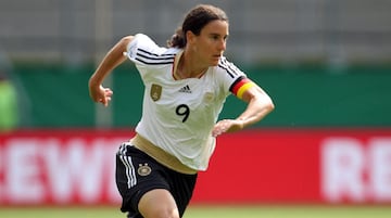 La goleadora de Alemania asistió a cuatro Copas del Mundo, Suecia 1995, USA 1999, USA 2003, China 2007 y Alemania 2011, acumuló 14 dianas, y ganó dos Mundiales, por lo que es considerada una de las mejores futbolistas de la historia.
Birgit se retiró en 2011 en el FFC Frankfurt.