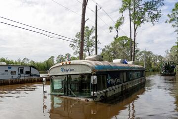 Vehículos y viviendas en una comunidad inundada por la histórica inundación del río Alafia debido al huracán Milton.