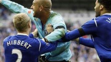 <b>MANCHESTER UNITED 0 - EVERTON 0</b>. El Everton venció al Manchester United, plagado de suplentes, en la tanda de penaltis después de un partido sin goles y disputará la final de la FA Cup frente al Chelsea, que derrotó ayer al Arsenal (1-2).