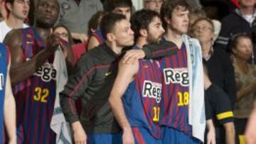 Jasikevicius le da un beso de iración a Navarro cuando éste se fue al banquillo ovacionado por un Palau Blaugrana puesto en pie.