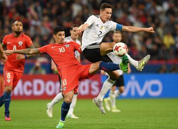 Germany's midfielder Julian Draxler (R) vies with Chile's midfielder Pablo Hernandez during the 2017 Confederations Cup group B football match between Germany and Chile at the Kazan Arena Stadium in Kazan on June 22, 2017. / AFP PHOTO / FRANCK FIFE