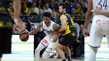 LA LAGUNA (TENERIFE), 01/05/2024.- El escolta estadounidense del Unicaja, Tyson Carter (i), y el base uruguayo del Lenovo Tenerife, Bruno Fitipaldo (d), durante el partido de la jornada 31 de la Liga ACB que enfrenta a ambos equipos este miércoles en el pabellón Santiago Martín en La Laguna, Tenerife. EFE/Miguel Barreto
