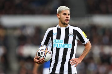 NEWCASTLE UPON TYNE, ENGLAND - OCTOBER 19: Bruno Guimaraes of Newcastle United during the Premier League match between Newcastle United and Everton FC at St. James Park on October 19, 2022 in Newcastle upon Tyne, United Kingdom. (Photo by Robbie Jay Barratt - AMA/Getty Images)