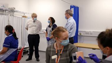 Britain&#039;s Prime Minister Boris Johnson (2L) wearing a face covering to help mitigate the spread of Covid-19, reacts as he visits a coronavirus vaccination training hub during his visit to Milton Keynes University Hospital, north of London, Britain Ja