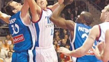 <b>FAJADORES</b>. Carlos Jiménez intenta evitar un enceste del argentino Roberto Gabini.