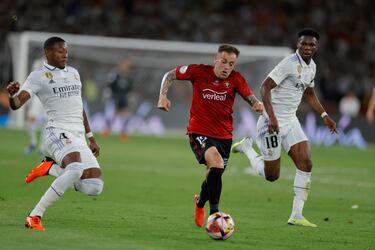 Rubén Peña conduce un balón entre Alaba y Tchouameni.