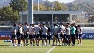 Instrucciones de Imanol antes de entrenar la Real ayer en Zubieta.