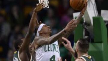 Isaiah Thomas trata de anotar a aro pasado.