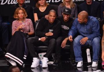 Beyonce Knowles y Jay-Z, siempre que pueden apoyando a los Nets en Brooklyn.