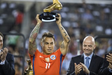 Se trata del segundo máximo goleador histórico de la selección chilena. El delantero fue crucial para levantar las dos únicas Copas Américas de Chile en 2015 y 2016, en las cuales fue el pichichi. No obstante, Vargas nunca logró asentarse en Europa a pesar de pasar por clubes como Napoli, Valencia o Hoffenheim. Su mejor versión siempre apareció con ‘La Roja’.
