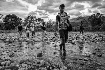 El fotógrafo colombiano realizó una serie fotográfica en la cual narra la historia de excombatientes de las FARC que juegan al fútbol frente a pobladores locales de la zona y soldados de las Fuerzas Armadas de Colombia. 