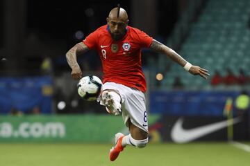 El mediocampista y referente de la Roja es formado en Colo Colo. Tras debutar en los albos con una gran campaña, partió al Bayer Leverkusen donde inició su exitosa carrera en Europa.