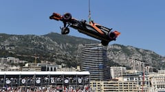 El McLaren de Vandoorne siendo retirado de la pista de M&oacute;naco por una gr&uacute;a.