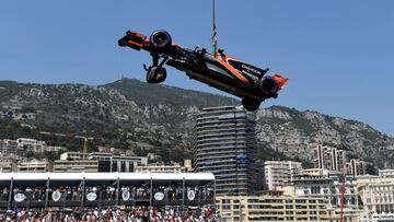 El McLaren de Vandoorne siendo retirado de la pista de M&oacute;naco por una gr&uacute;a.