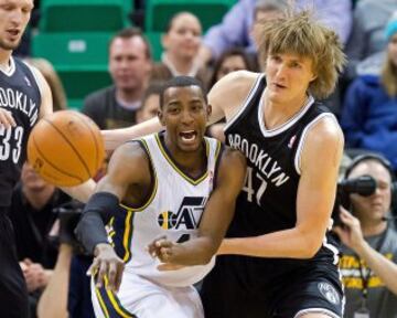 Jeremy Evans , acosado por Andrei Kirilenko.