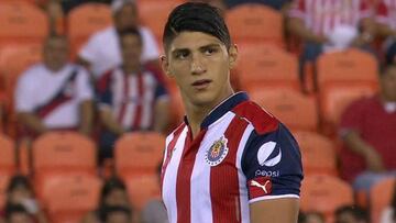Alan Pulido jugó su primer partido con Chivas.