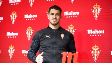 22-12-23. RUBÉN YÁÑEZ RECIBIÓ EL TROFEO COMO JUGADOR MÁS DESTACADO DEL SPORTING EN EL MES DE NOVIEMBRE.