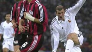 <B>EL GOL.</B> Zidane se ganó el corazón de los madridistas con su juego y con su gol ante el Leverkusen en la final de la Champions.