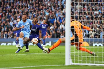 Sólo 9 minutos después, Gabriel Jesús anotó el 2-0.