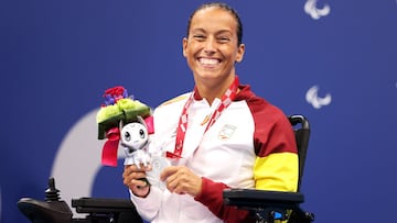 La nadadora espa&ntilde;ola Teresa Perales sonr&iacute;e en el podio tras ganar la medalla de plara en la prueba de los 50 metros espalda en categor&iacute;a S5 en los Juegos Paral&iacute;mpicos de Tokio 2020.