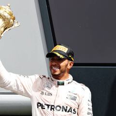Hamilton storms to British Grand Prix victory