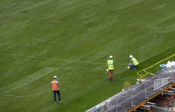 Los trabajos de remodelación del estadio del Real Madrid siguen sin pausa. A unos días del estreno los esfuerzos se centran en el terreno de juego.